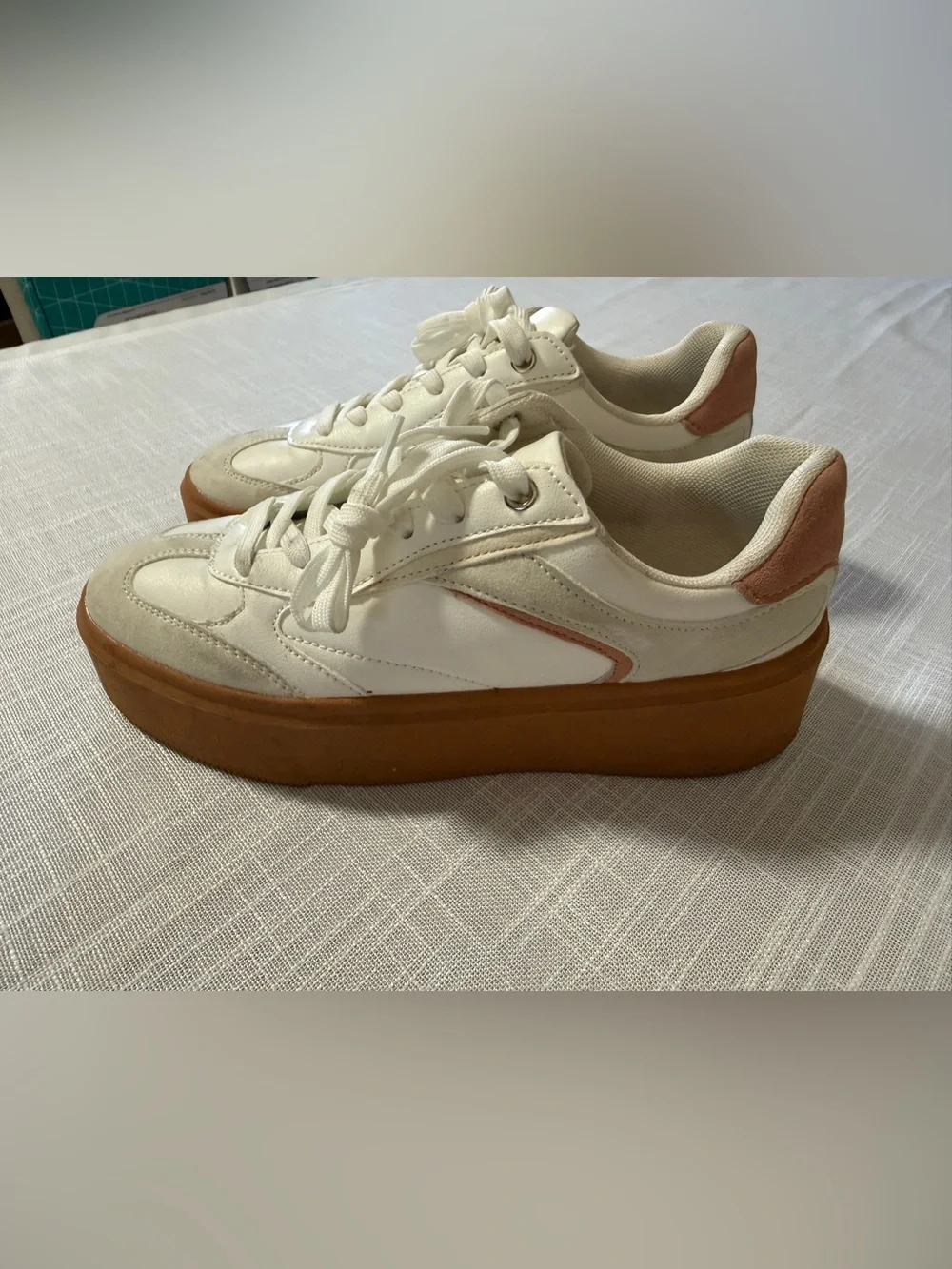 CUCCOO White Low Top Lace Up Sneakers Tan Platform Sole Pink Heel Cushioned